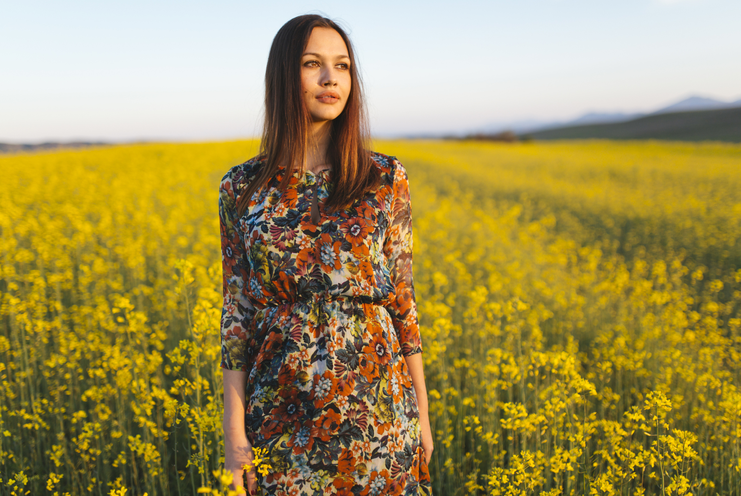 Frau mit Blumenkleid