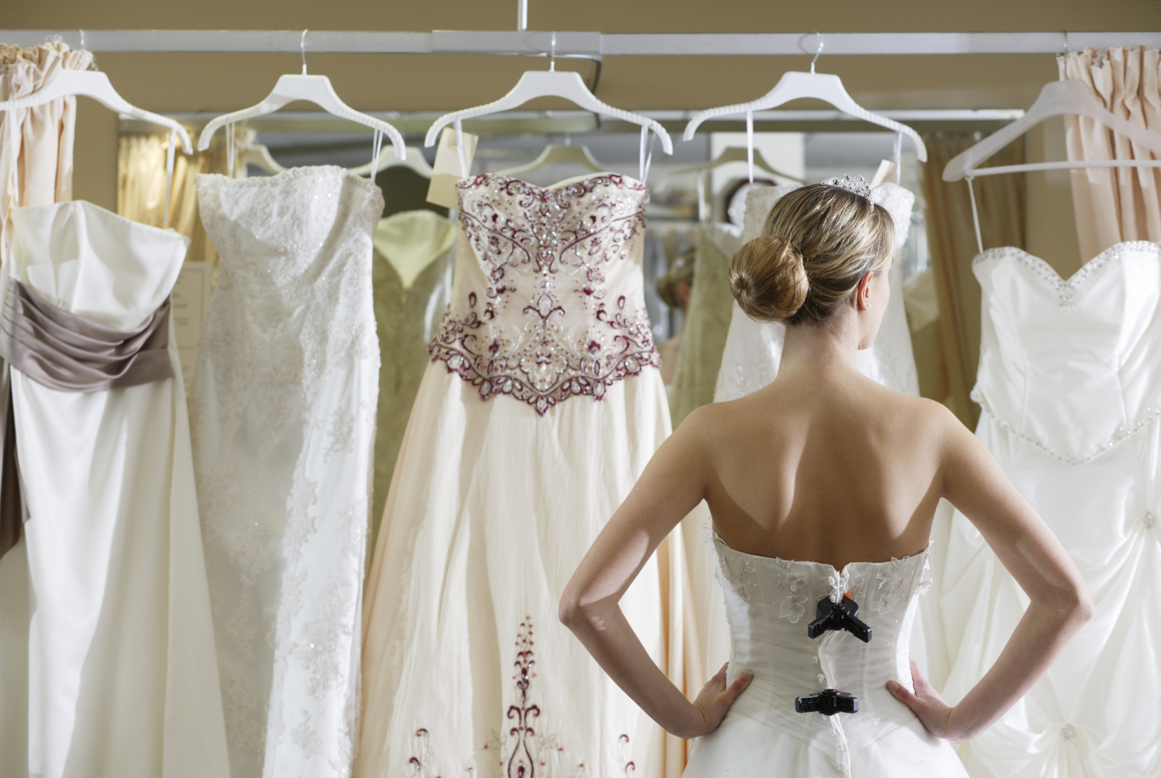 Mariée dans une boutique de mariage