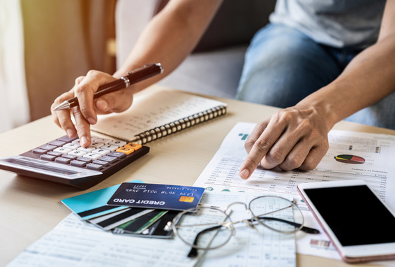 Prson beim Kalkulieren