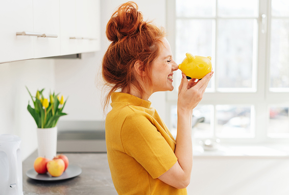 Frau mit gelbem Sparschwein