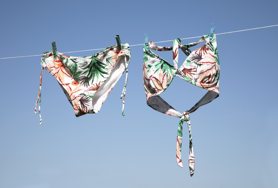 Bikini hängt an Leine