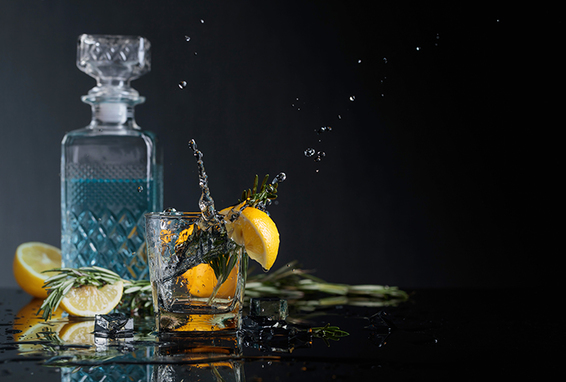 Alkoholfreier Gin Tonic mit Zitronenscheiben und Rosmarin