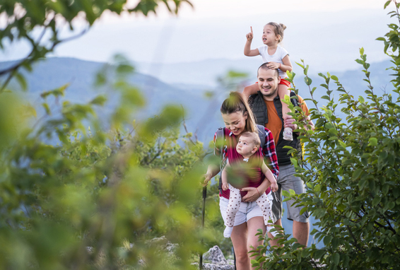 Familie beim Wandern