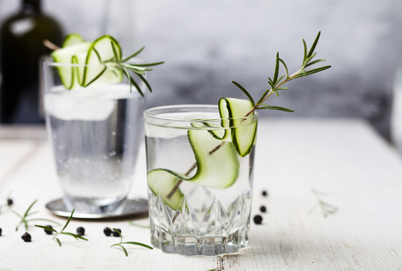 Gin and tonic con cetriolo e rosmarino