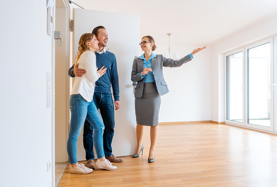 Achat d'une maison : un agent immobilier invite un couple à visiter la maison