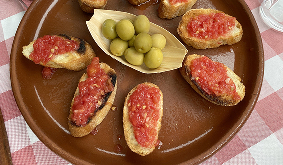 Brot, Oliven, Tomaten, Tapas