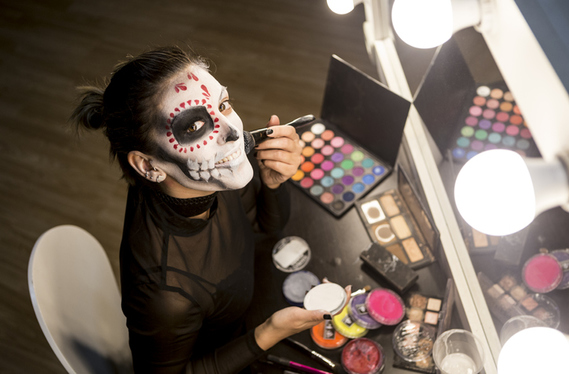 Frau beim Schminken, SFX