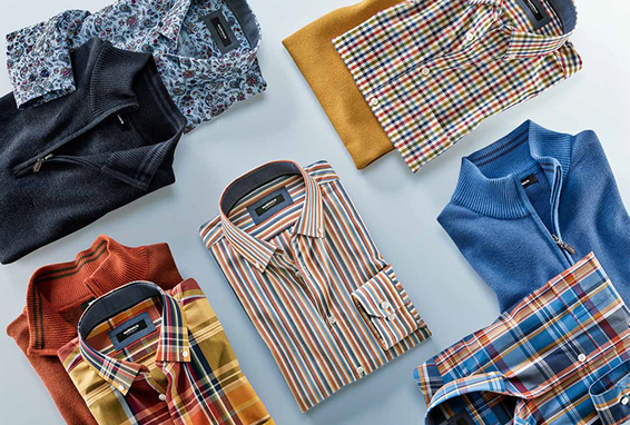 Auswahl an Pullover und Hemd