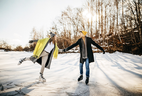 Paar beim Eislaufen