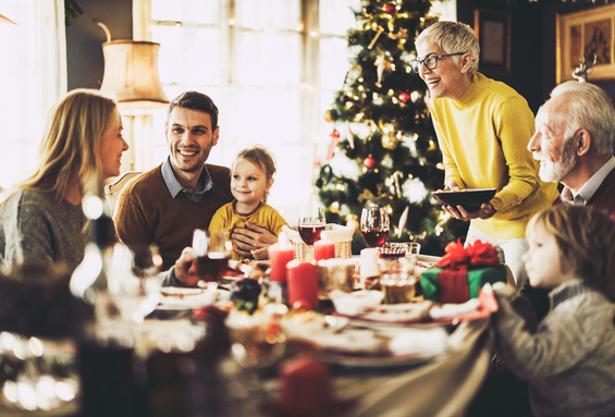 Glückliche Großfamilie beim Festtagsessen