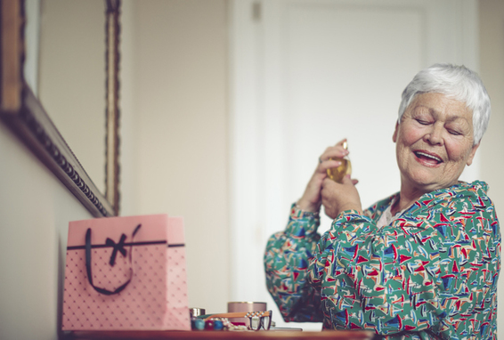 Großmutter mit Lieblingsparfüm