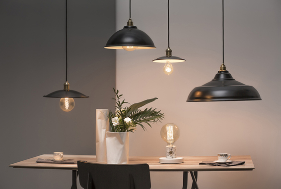 Des lampes bien placées au-dessus de la table 