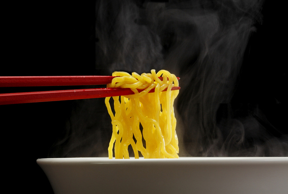Asiatische Nudeln und Stäbchen