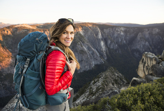 Frau mit Rucksack in den Bergen