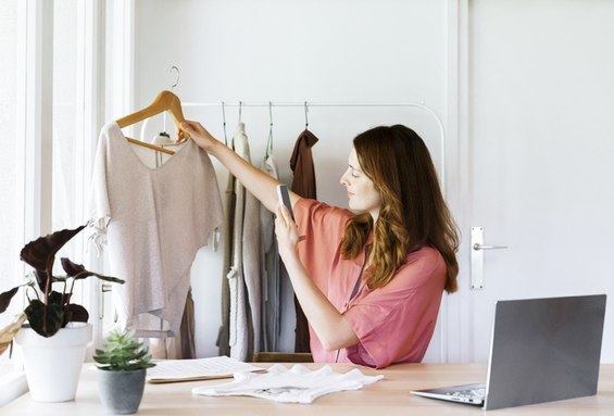Frau fotografiert Kleidung
