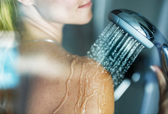 Donna che fa la doccia