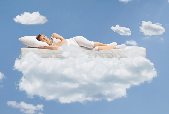 Frau liegt auf einer Matratze und Wolke