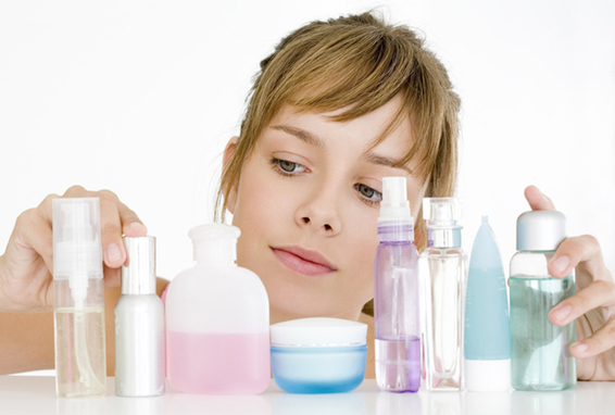 Frau mit Dispensern