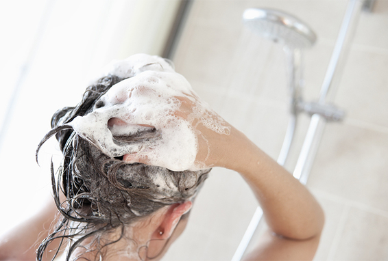 Frau am Haare waschen