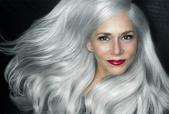 Frau mit grauen Haaren