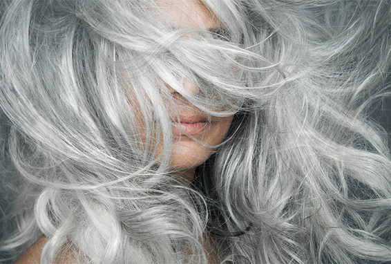 Frau mit grauen Haaren