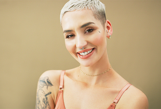 Atraktive Frau mit Piercing