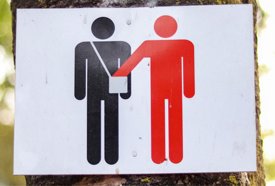 "Vorsicht Taschendiebe" Bewusstsein Schild an einem öffentlichen Ort