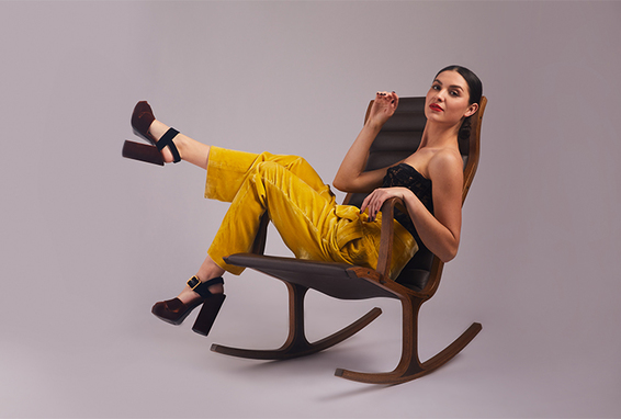 Donna con un bustier e pantaloni gialli di raso larghi