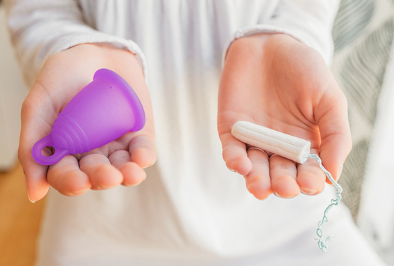 Menstruationstasse und Tampon