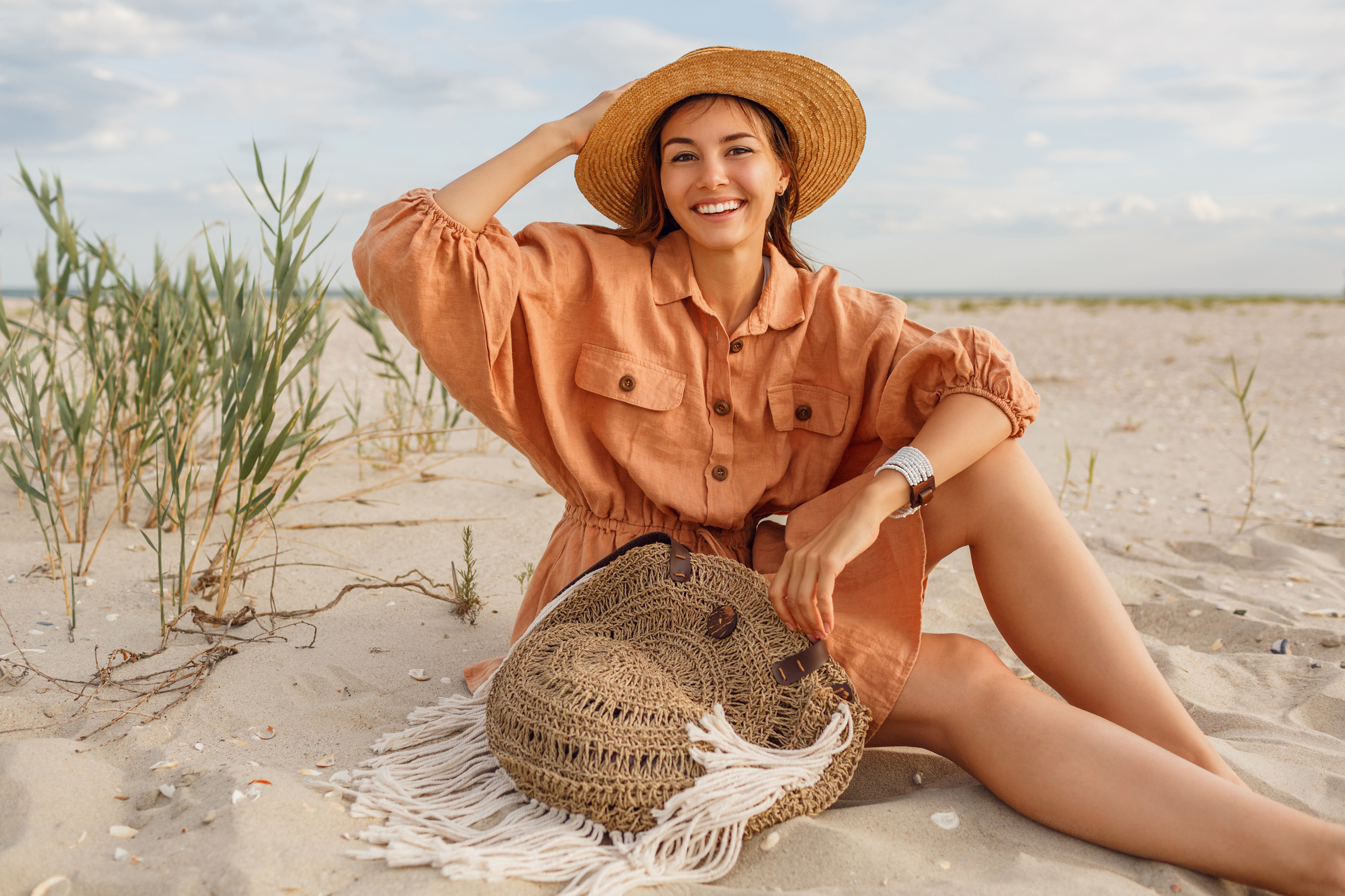 une femme mange de la nourriture saine