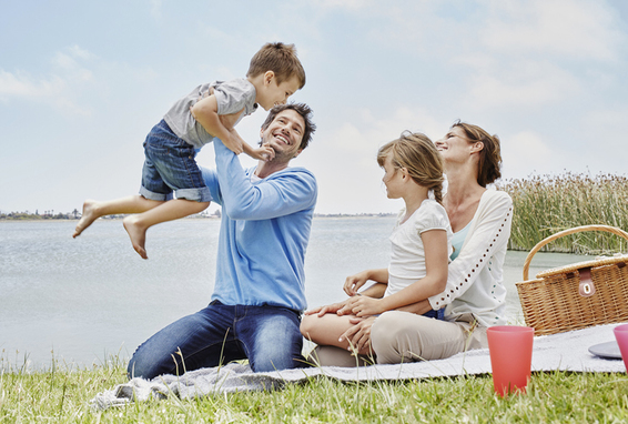 Familie beim Picknick am See
