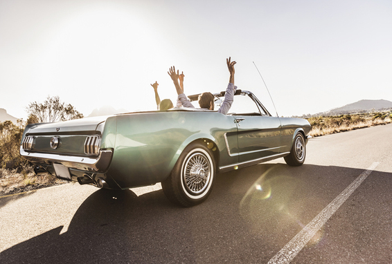 Paar in Oldtimer
