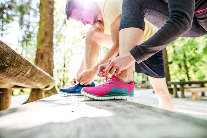 Person bindet Schuhe