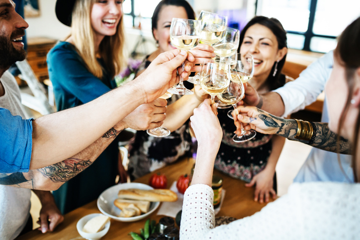 Frauen stossen mit Wein an