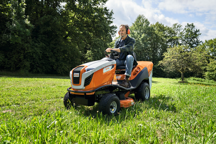 Mann auf Rasenmähertraktor
