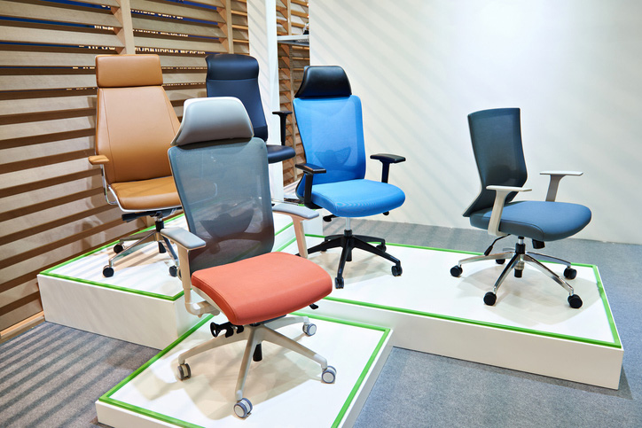 Farbige Bürostühle in einem Laden