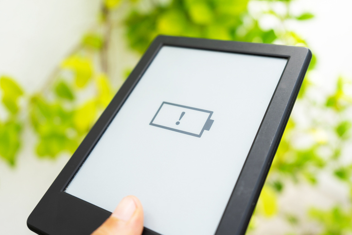 E-Book Reader der eine leere Batterie anzeigt