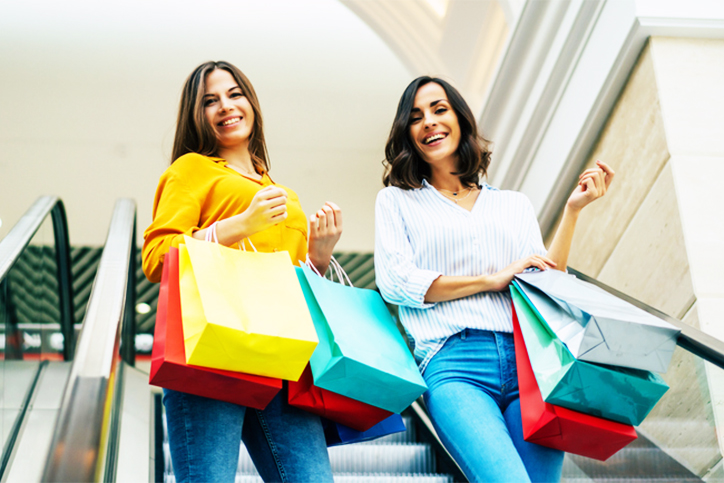Zwei Frauen am Shoppen